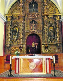 Imagen secundaria 2 - Arriba, ermita del Santo Cristo de la Espina; debajo, vista general de la localidad, en la que destaca la iglesia. y retablo mayor de la Iglesia de San Nicolás deBari 
