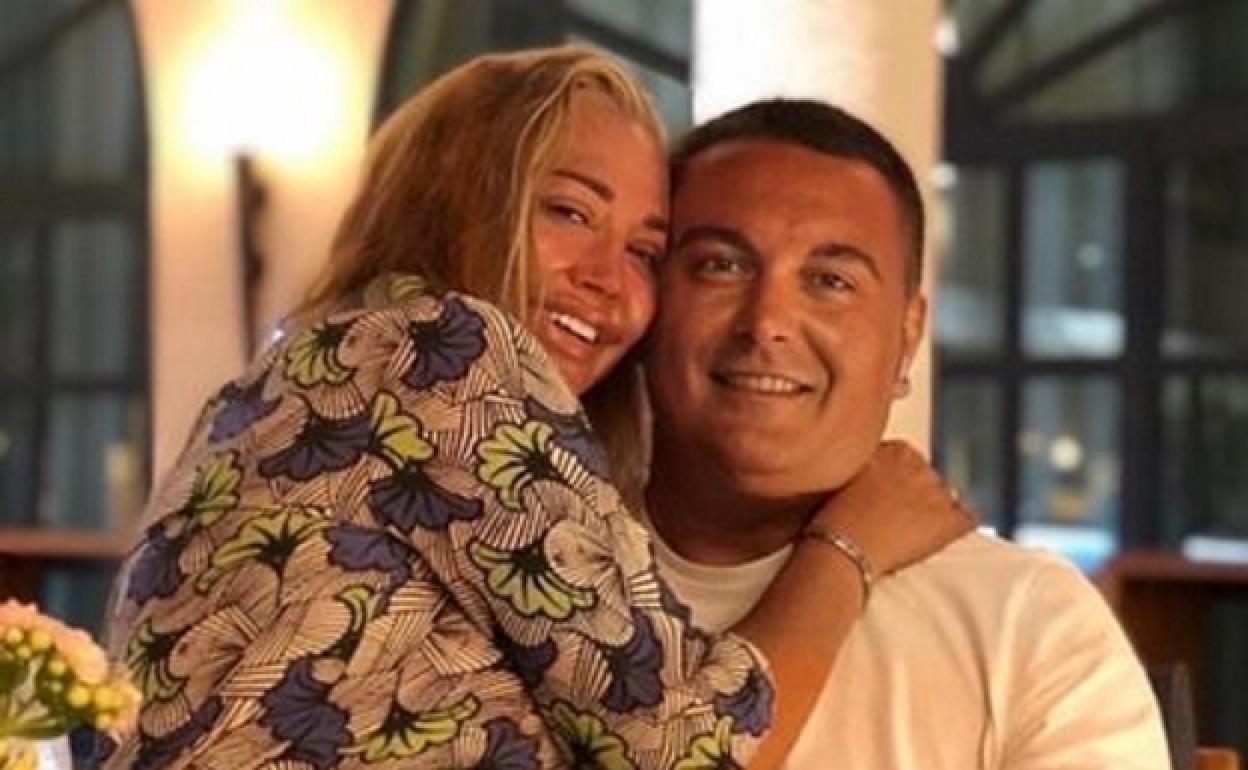 Belén Esteban y su marido Miguel, en Tenerife.