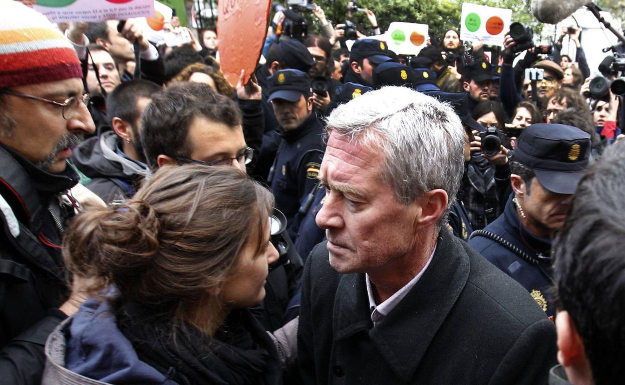 Jorge Vestringe, en un escrache ante la casa de Soraya Sáenz de Santamaría en 2013. 