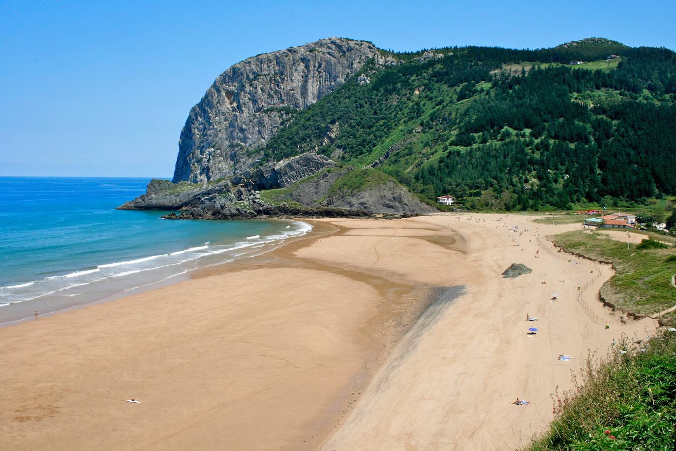 En el primer puesto de la lista se encuentra la playa Laga, ubicada en Ibarrangelu (Bizkaia). Cuenta con 800 metros de arena en el momento de bajamar.