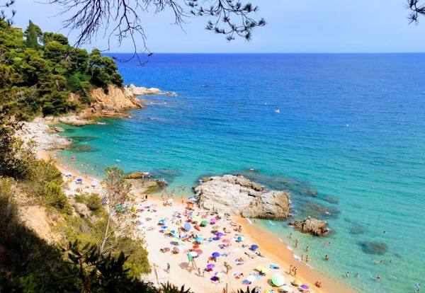 La Boadella (en Lloret de Mar, Gerona) aparece en el segundo lugar del ranking de las playas más anchas de España con 250 metros de arena. Gerona cuenta con una media en sus playas de 25 metros.