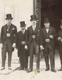 Imagen secundaria 2 - Arriba, gremio de vendedores de comestibles, en 1925. Debajo, reuniones sociales. 