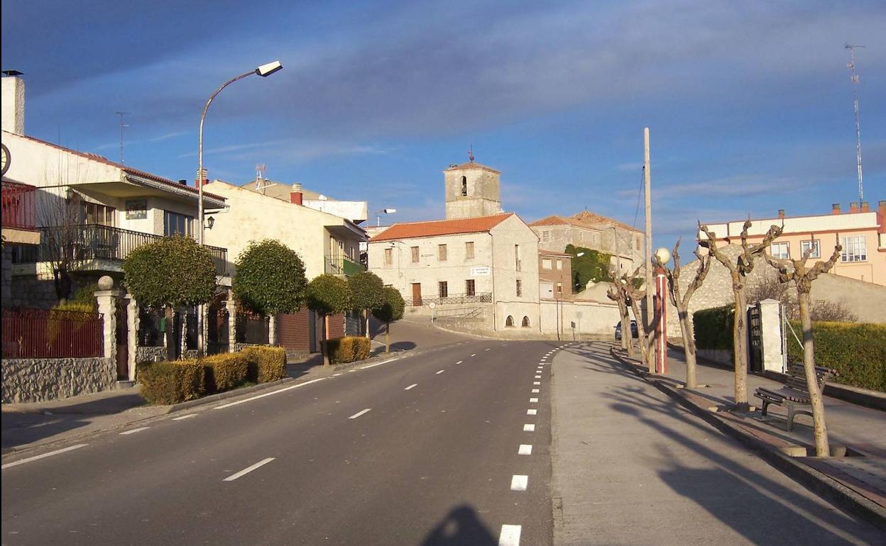 Avenida principal de Montemayor de Pililla. 