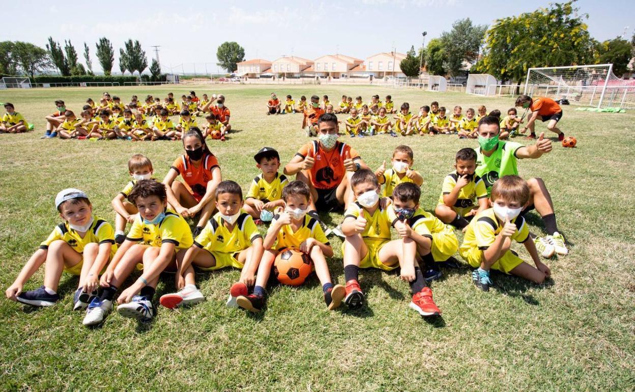 Niños y monitores en el campus de fútbol.