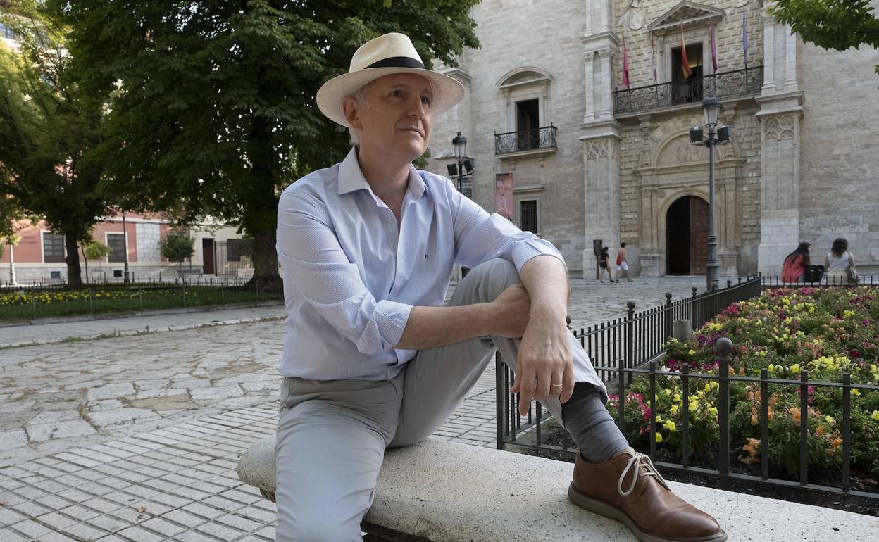 Alberto Palomino posa en la plaza de Santa Cruz, uno de sus lugares favoritos de Valladolid.