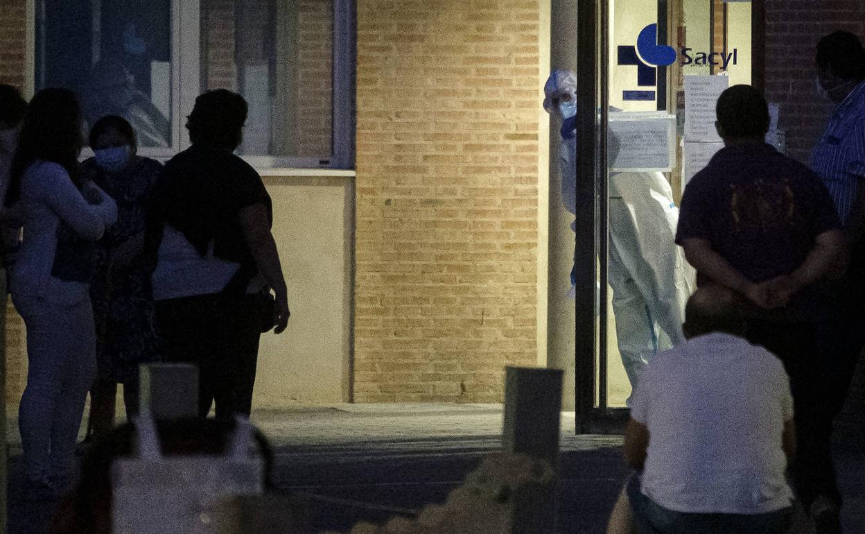 Pruebas PCR a los vecinos de Torrelobatón en el centro de salud de Tordesillas.