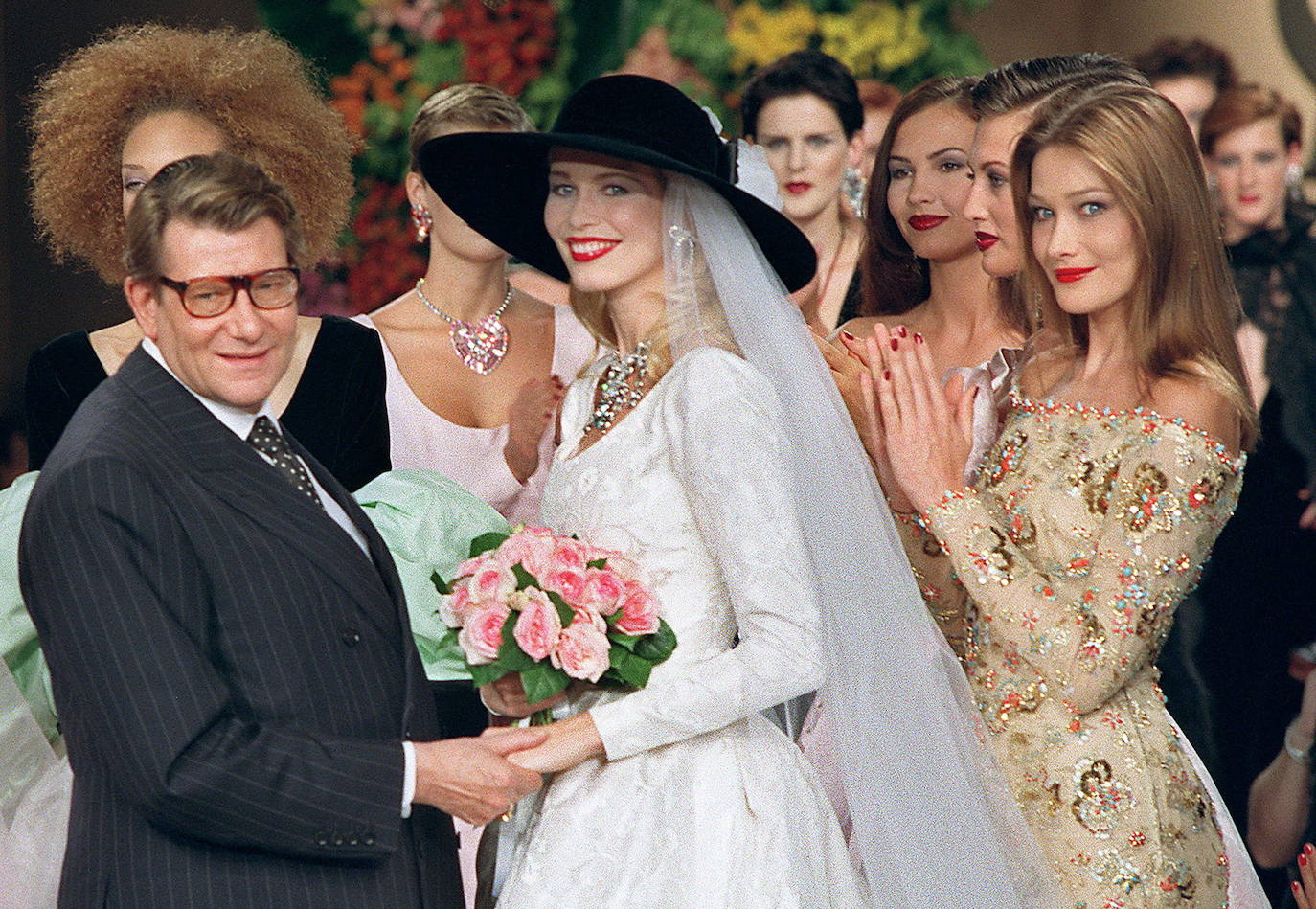 Yves Saint Laurent y Carla Bruni en un desfile en 1996.