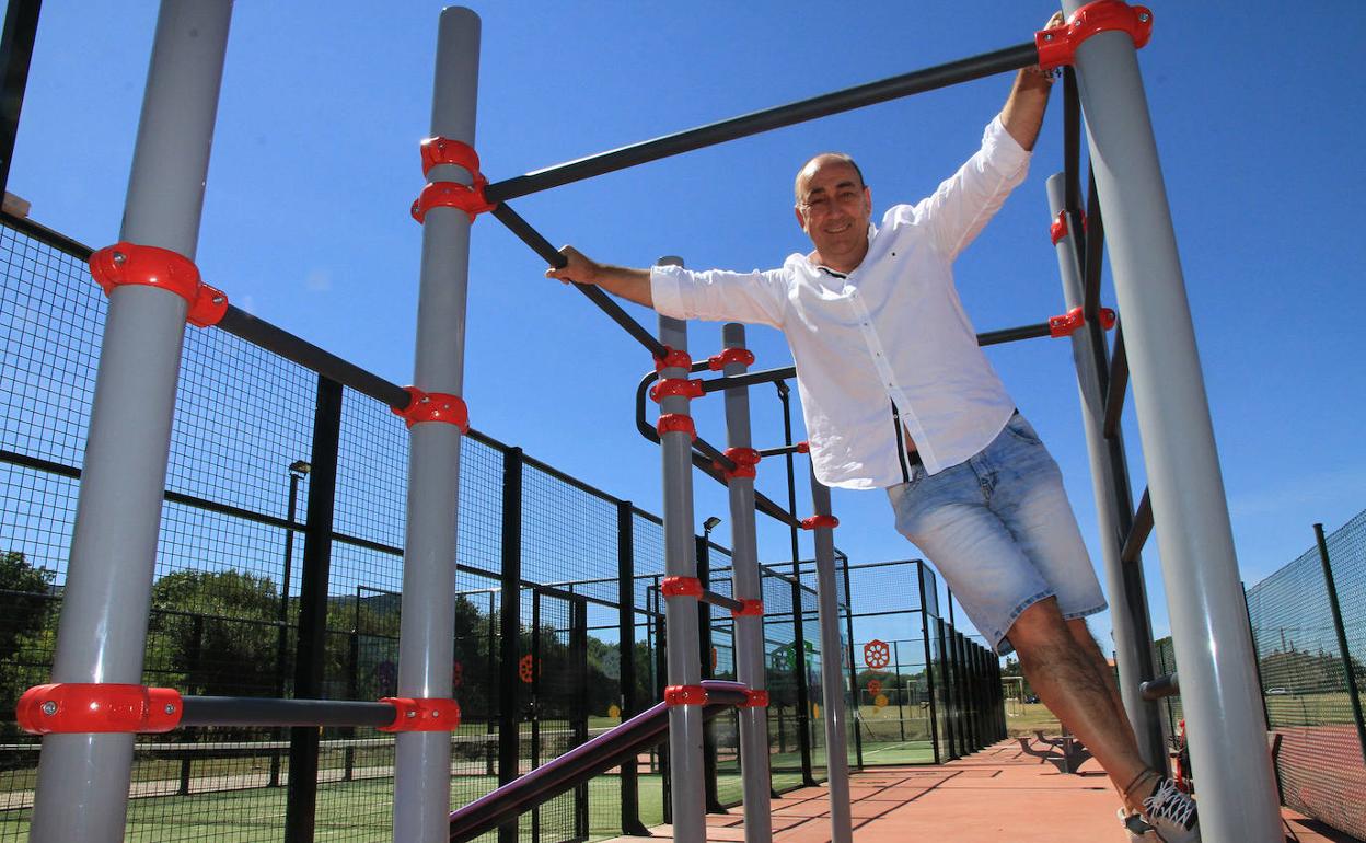 Miguel Ángel de Vicente posa en las pistas deportivas de Collado Hermoso. 