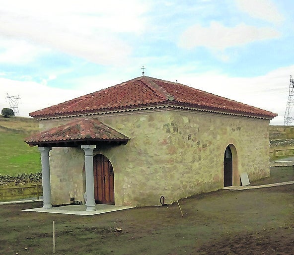Imagen principal - Arriba, ermita de Nuestra Señora del Rosario; en la parte inferior, ermita de San Roque y herradero en una de las plazas de la localidad. 