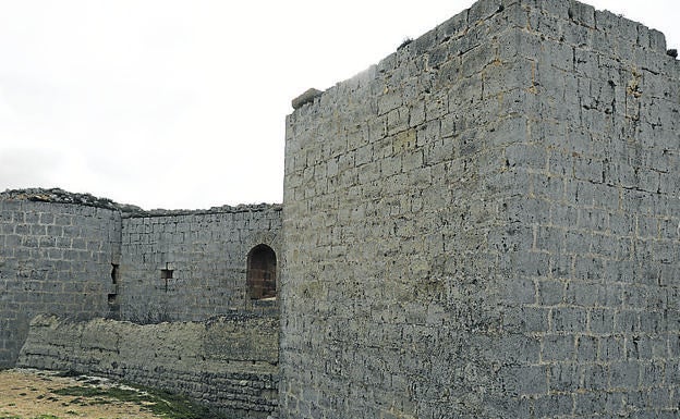 Ruinas del castillo en la altura sobre Torremormojón.