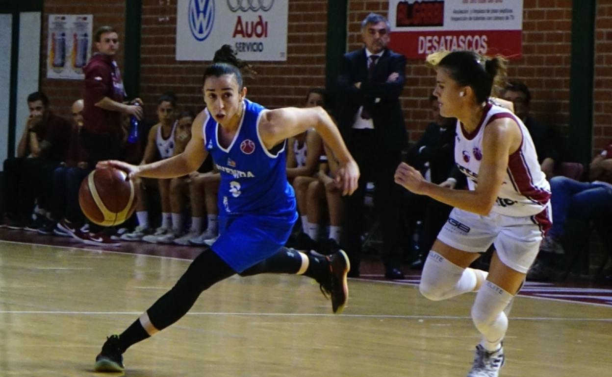 Imagen de Silvia Dominguéz en un partido ante Gernika. 