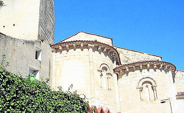 Imagen principal - Arriba, templo de los Santos Justo y Pastor; debajo, arco en la villa sepulvedana e iglesia de Santiago, que es centro de interpretación de las hoces del Duratón 