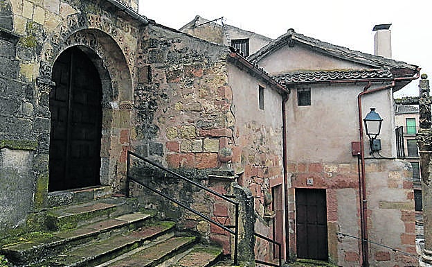 Entrada a la iglesia de San Bartolomé.