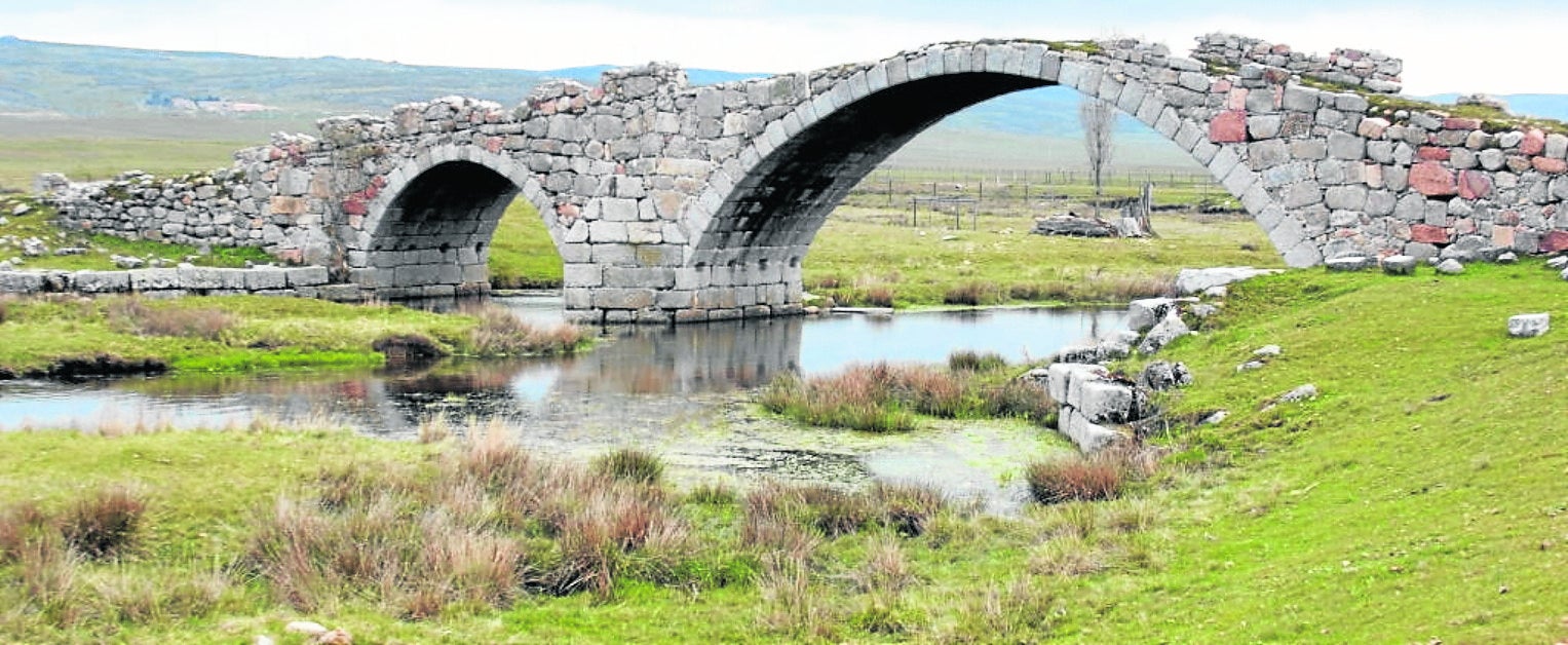 Puente de las Merinas, utilizado para contar el ganado cuando llegaba a la villa a través de los caminos de la trashumancia.