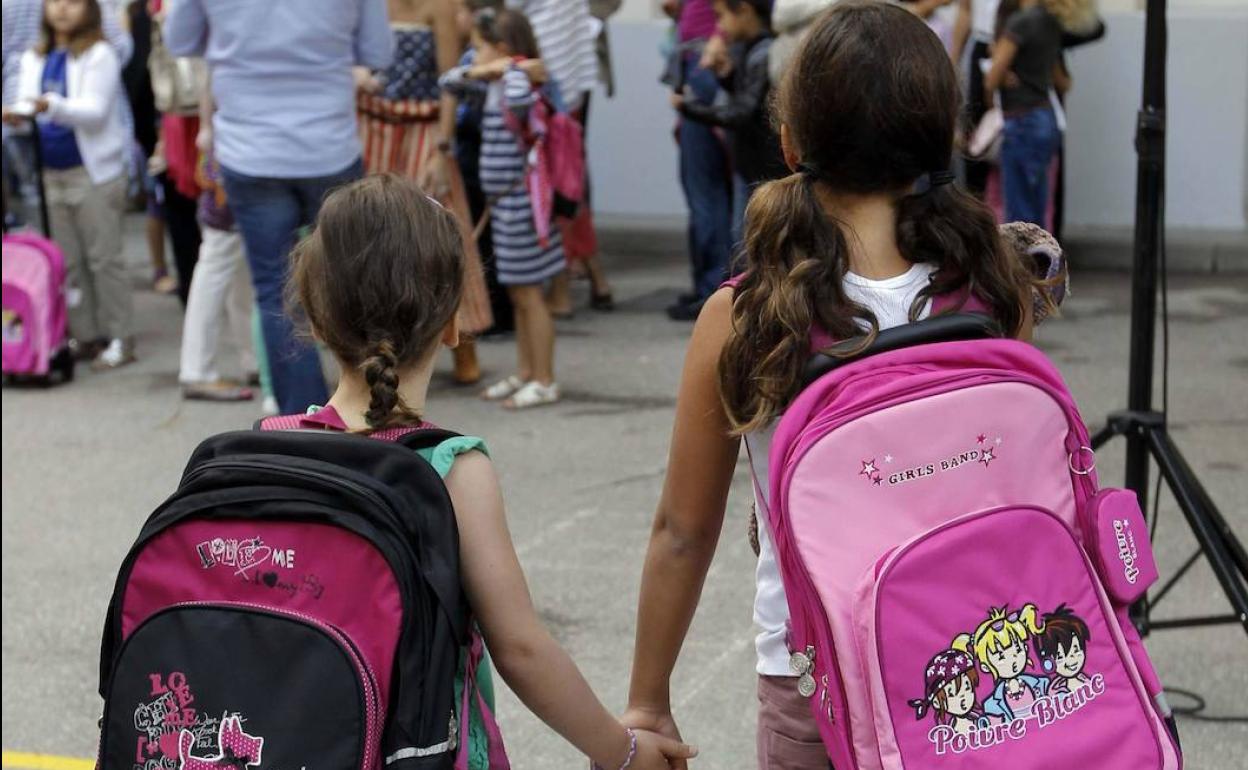 Dos niñas enfilan la vuelta al colegio