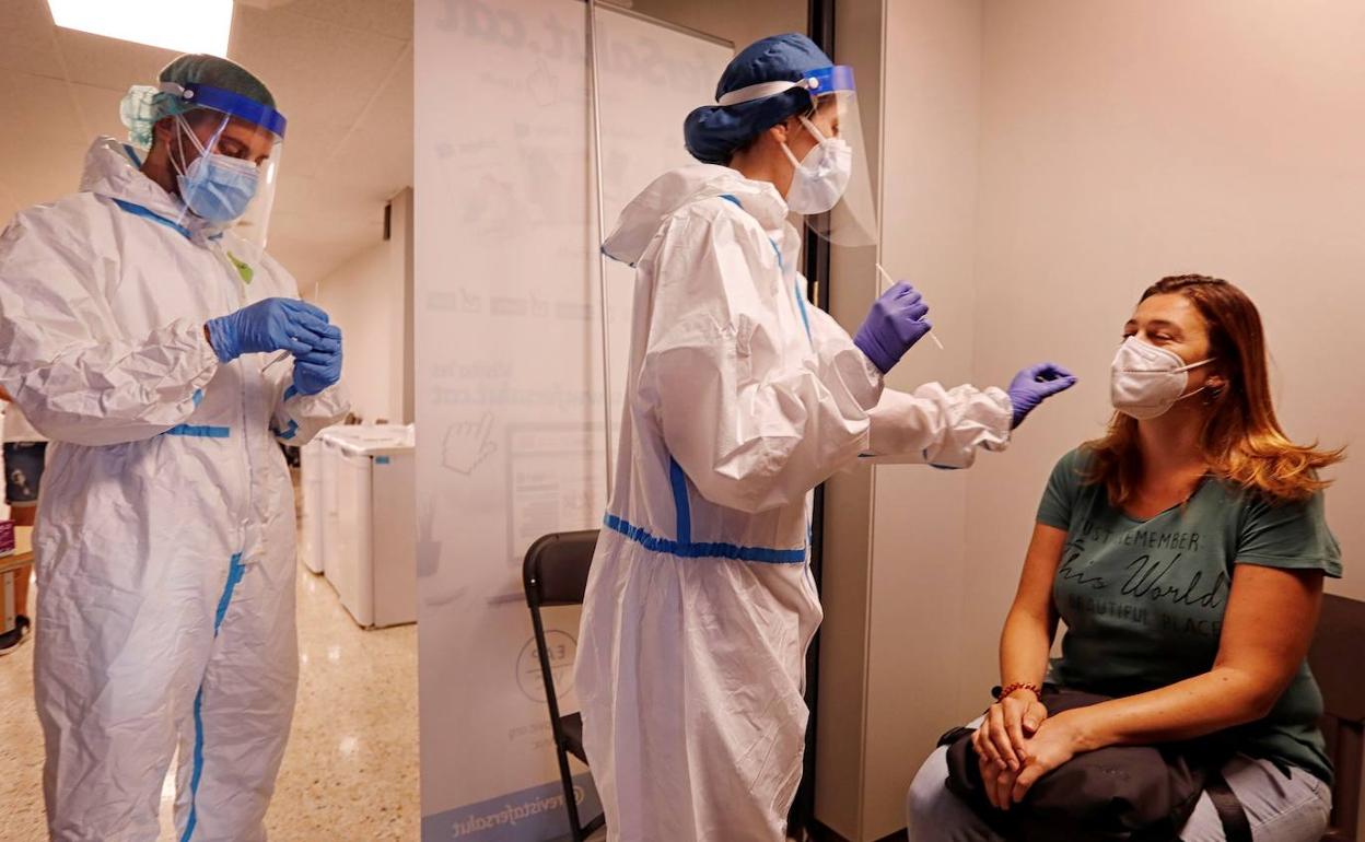Realización de una prueba PCR a una mujer.