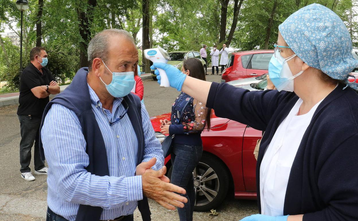 Toma de temperatura a los familiares de las personas ingresadas en la residencia Cardenal Marcelo de Valladolid.