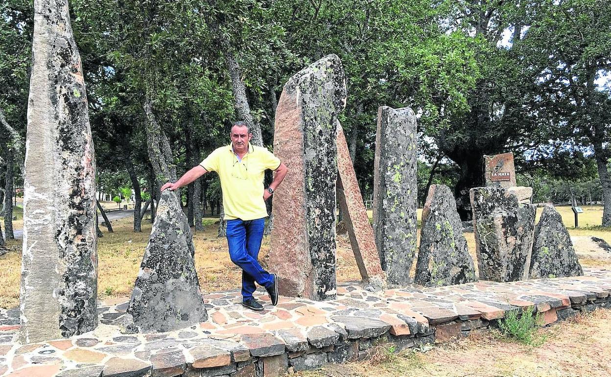 Julián González junto al cartel del nombre como se conoce al municipio, La Nava, realizado con piedra natural del entorno. 