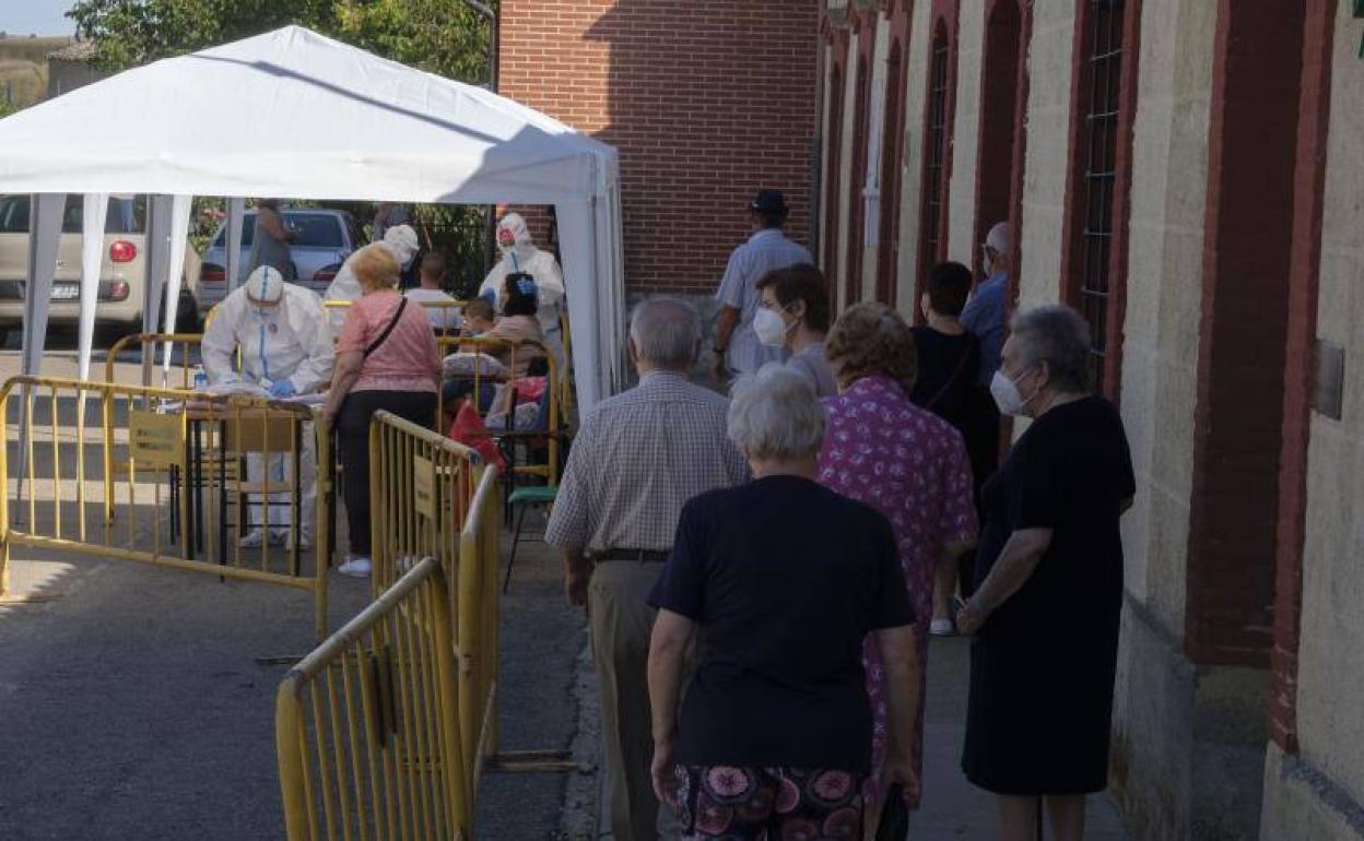 Vecinos de Torrelobatón, aguardan turno para hacerse la prueba PCR en la tarde del jueves.