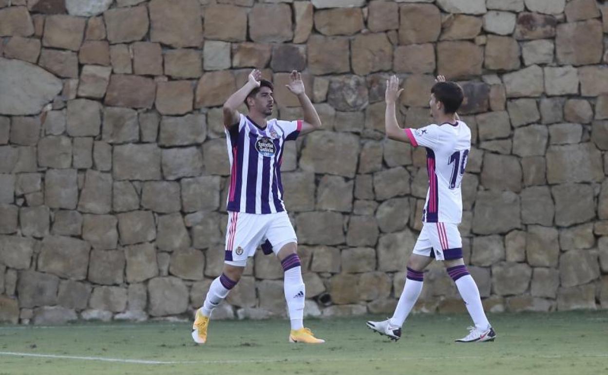 Waldo y Toni, asistente y autor, se felcitan por el segundo gol ante el Granada.