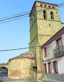 Imagen secundaria 2 - Arriba, virgen de Campablo; debajo, interior de la iglesia de San Pedro Advíncula e iglesia de San Pedro Advíncula.