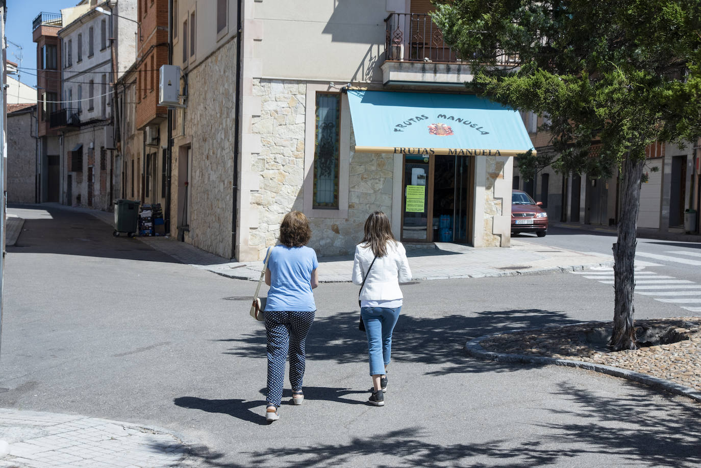 Dos vecinas pasean por una calle de Cantalejo.