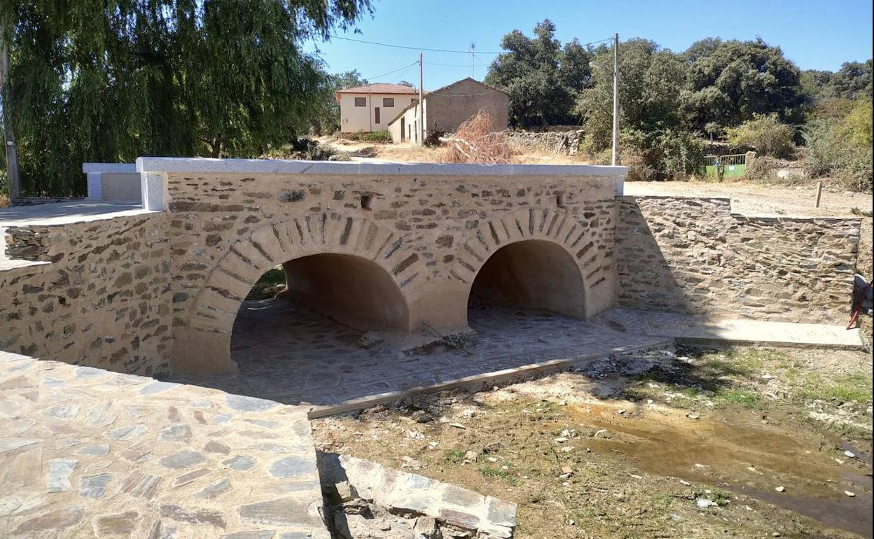 Recuperación del puente con piedra y cal morena, tras limpiar de maleza el cauce.