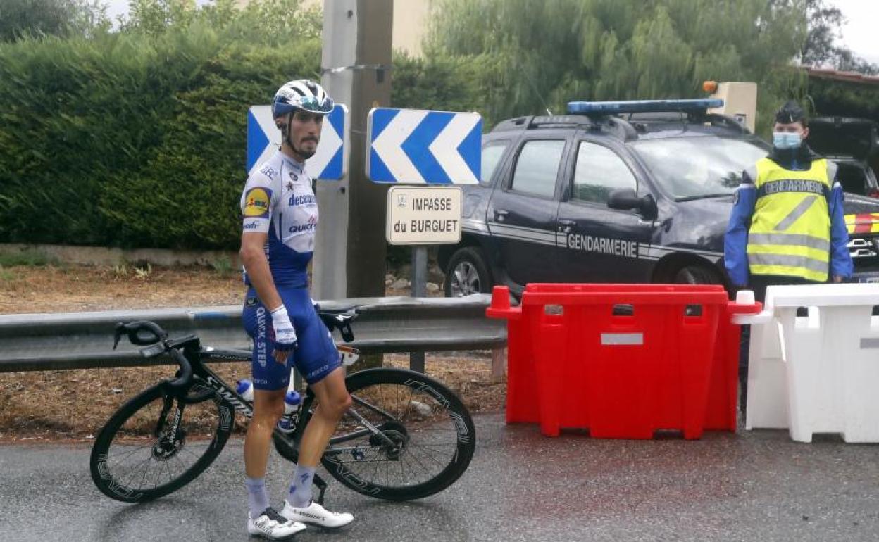 Alaphilippe espera resignado a que le llegue la asistencia tras la caída. 