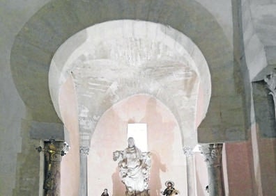 Imagen secundaria 1 - Arriba, los arcos que impresionan por su belleza; debajo, arco de influencia cordobesa e imagen de San Roque y yacente de la escuela de Gregorio Fernández. 