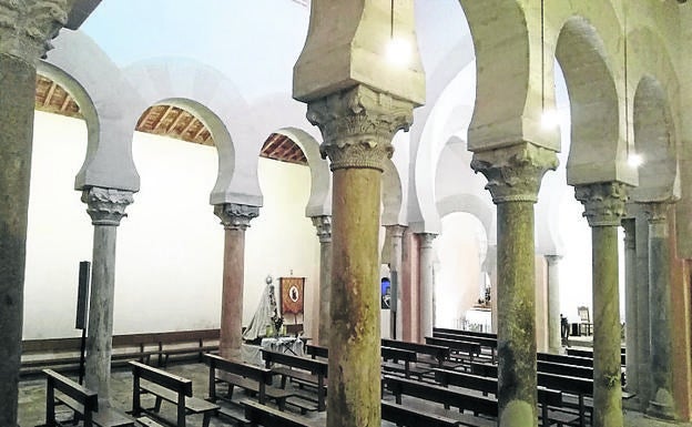 Imagen principal - Arriba, los arcos que impresionan por su belleza; debajo, arco de influencia cordobesa e imagen de San Roque y yacente de la escuela de Gregorio Fernández. 