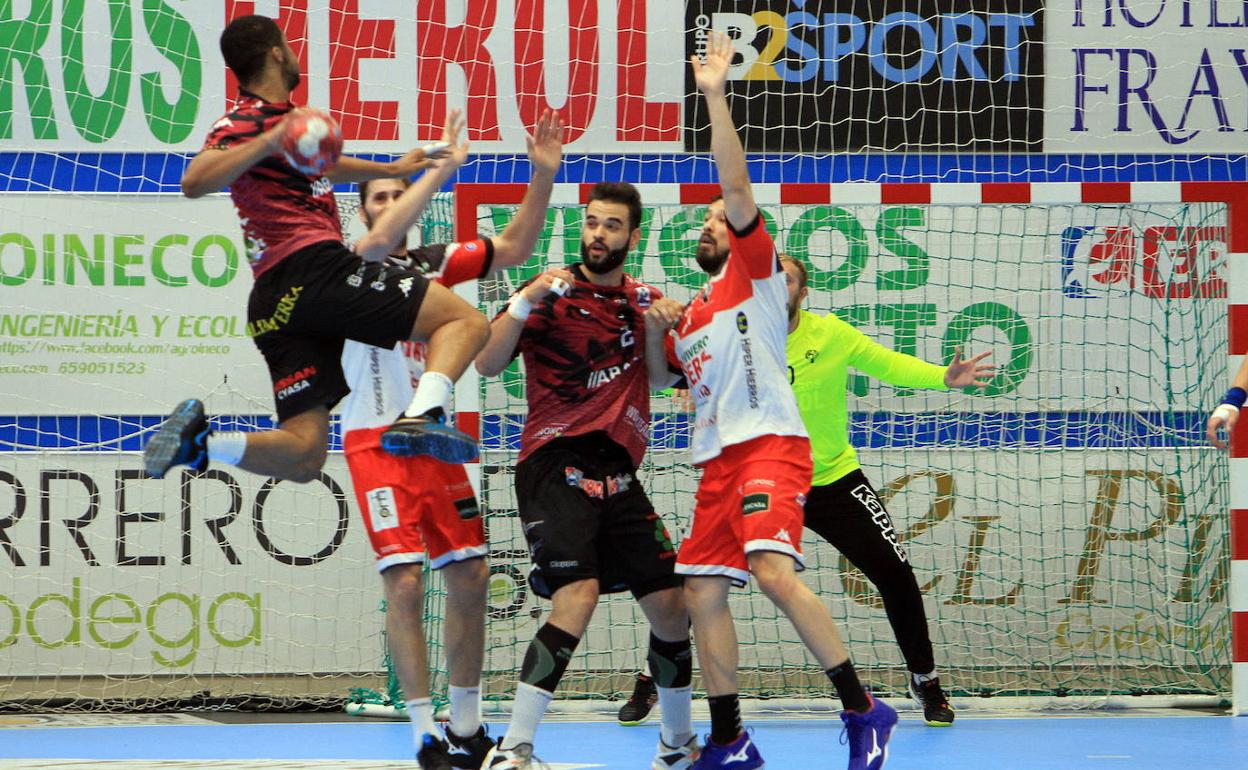 Imagen del amistoso entre el Nava y el Ademar. 