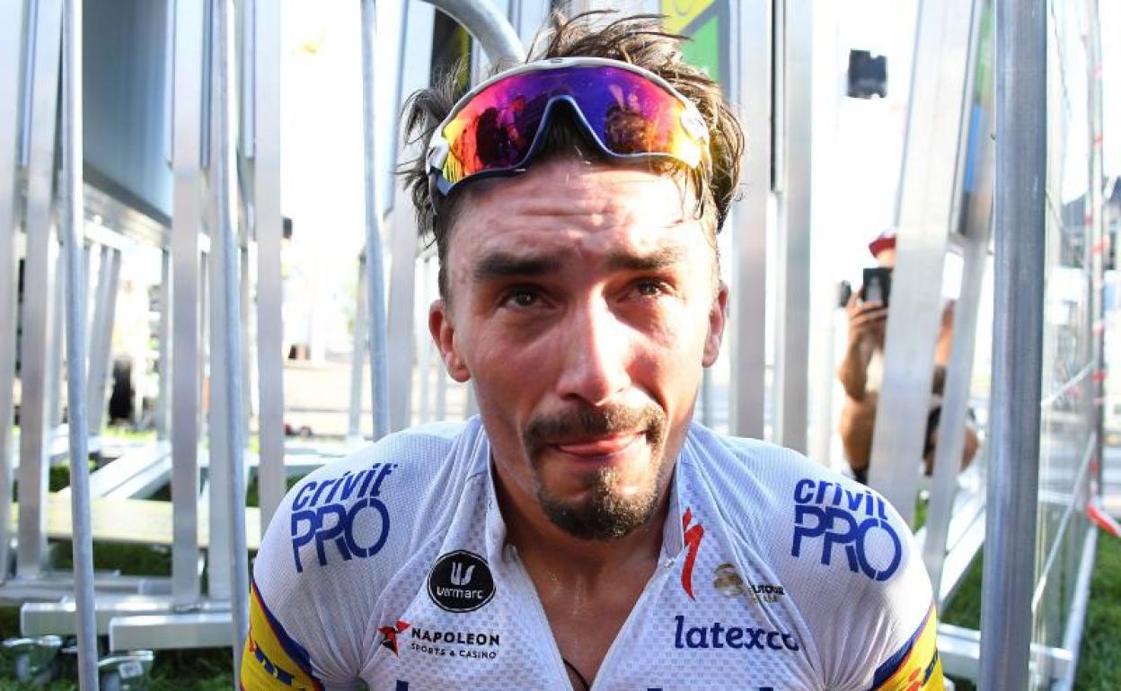 Alaphilippe, emocionado, poco después de ganar la etapa y hacerse con el liderato