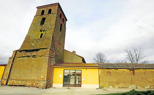 Imagen principal - Arriba, iglesia de Abastas; debajo, barrio de las bodegas en Añoza y torre de ladrillo de la iglesia parroquial de Villalumbroso. 
