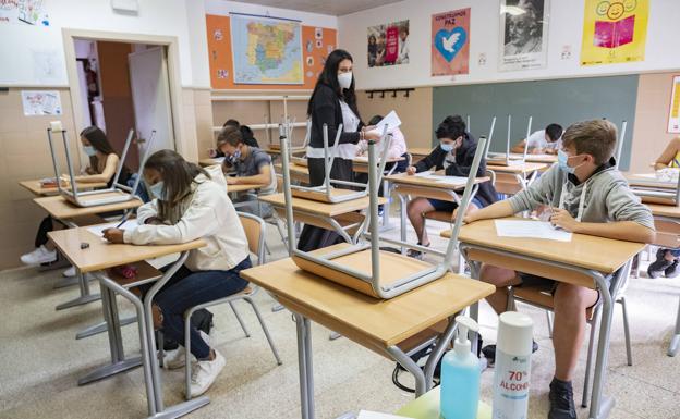 Imagen principal - Arriba, primeros exámenes en el colegio Huelgas Reales. Debajo, carteles informativos en el José Zorrilla y pantallas en los despachos del Cardenal Mendoza. 