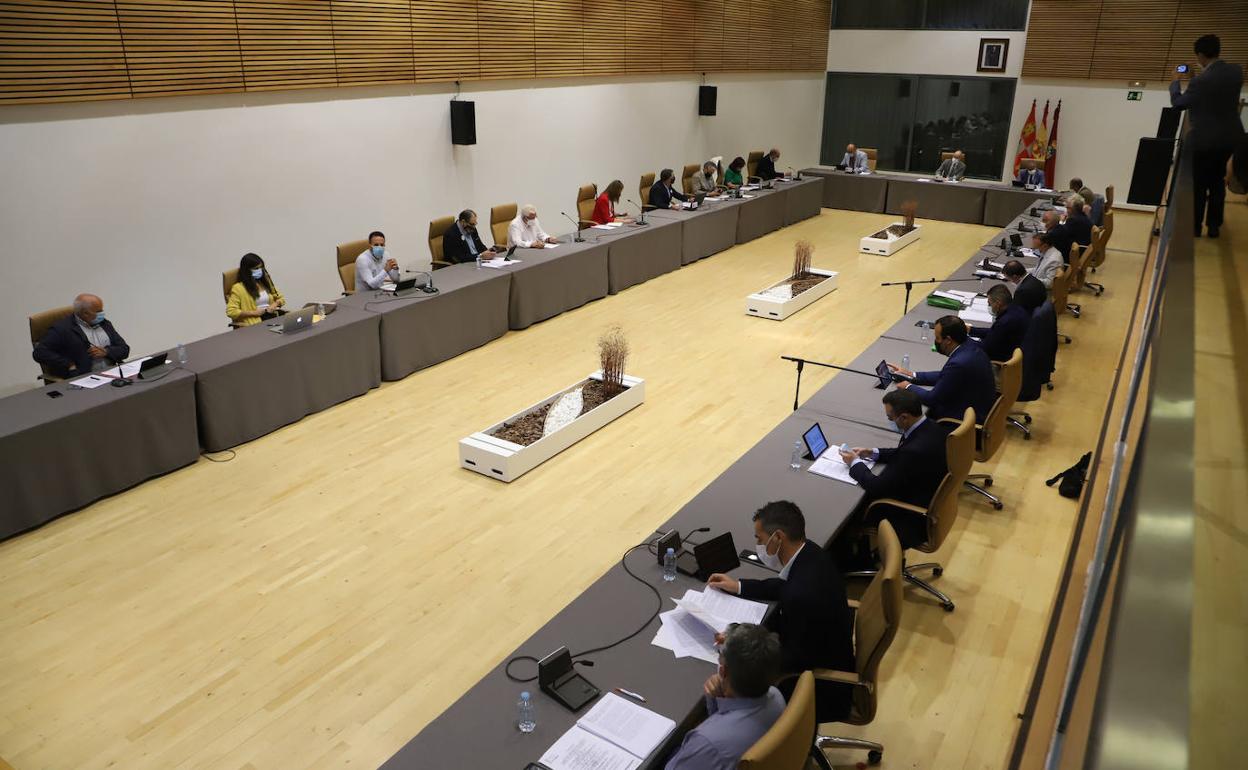 Los diputados provinciales, durante la sesión plenaria celebrada en el Palacio de Congresos. 