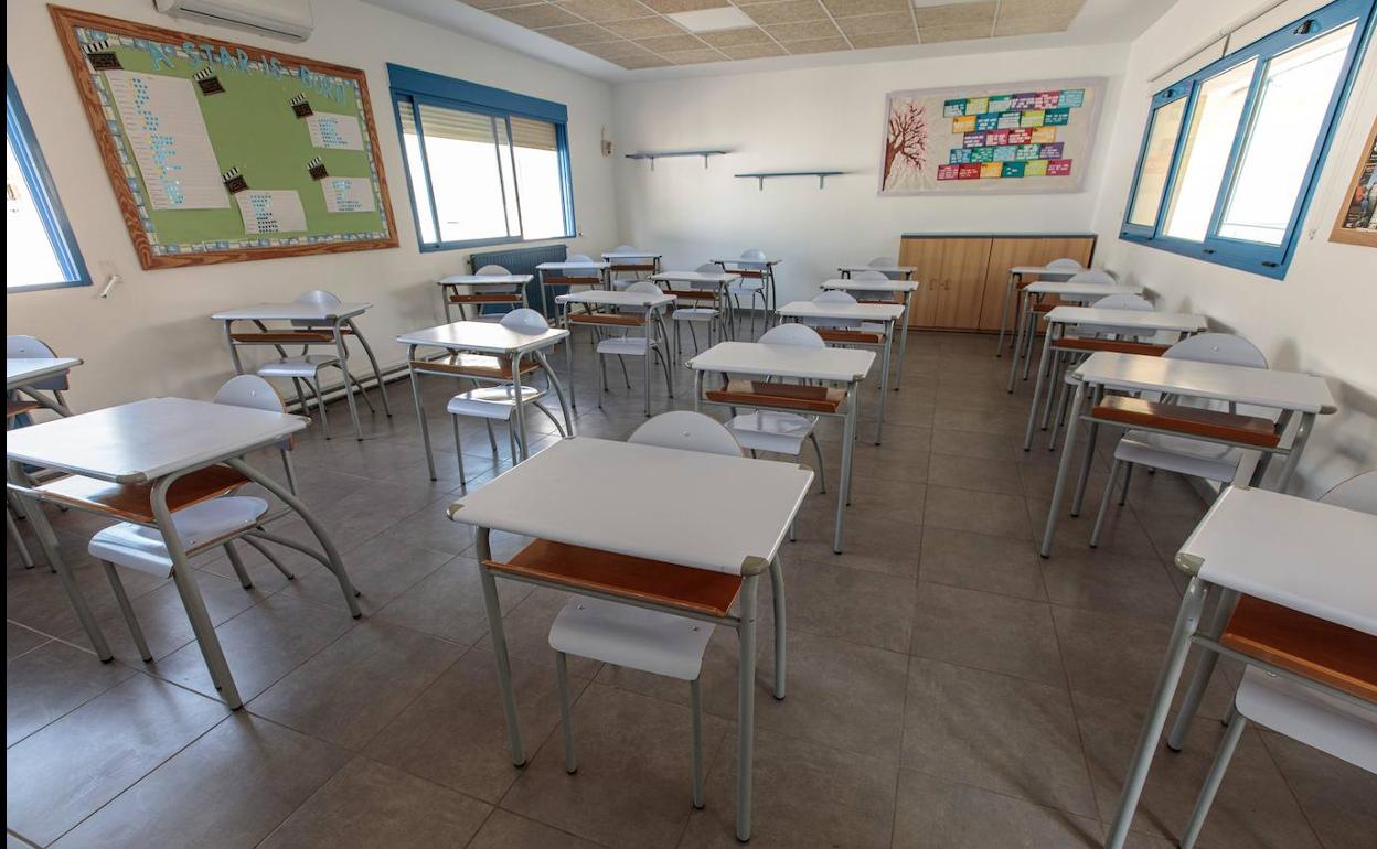 Preparativos para la vuelta a clase en un aula. 