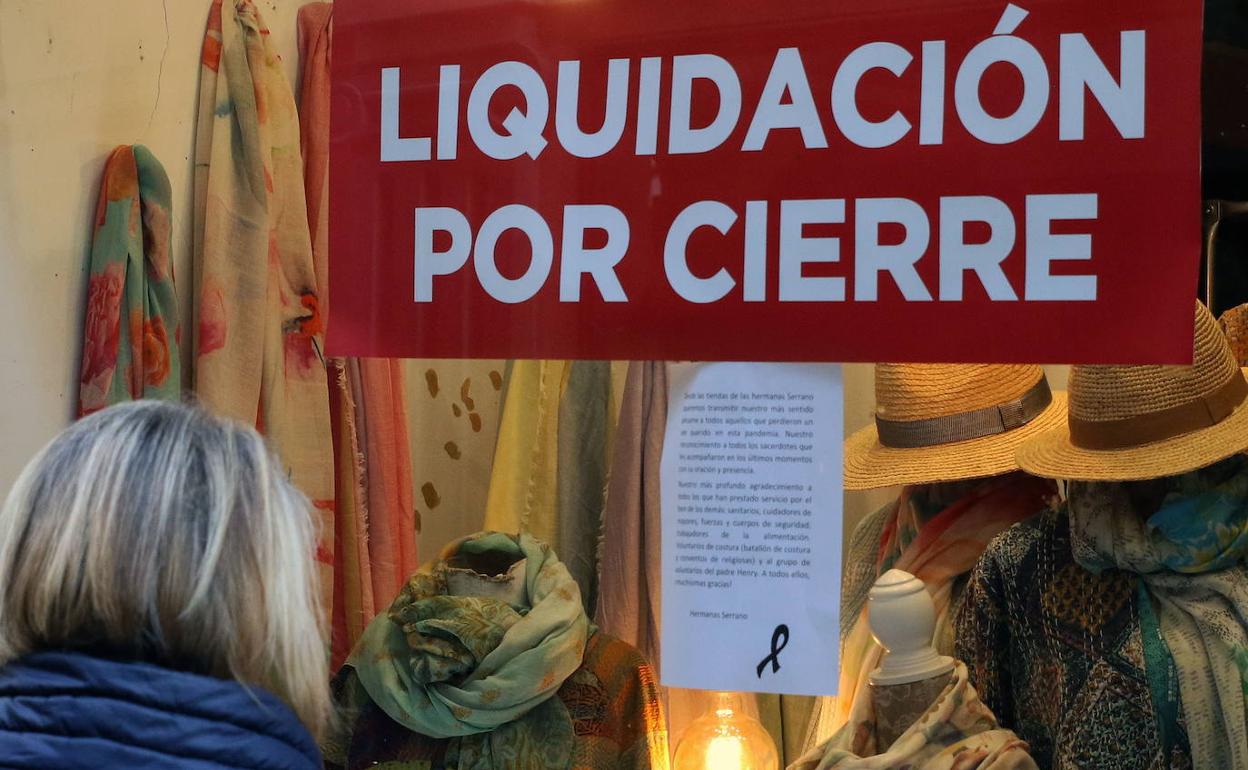 Escaparate de un comercio que anuncia su cierre. 