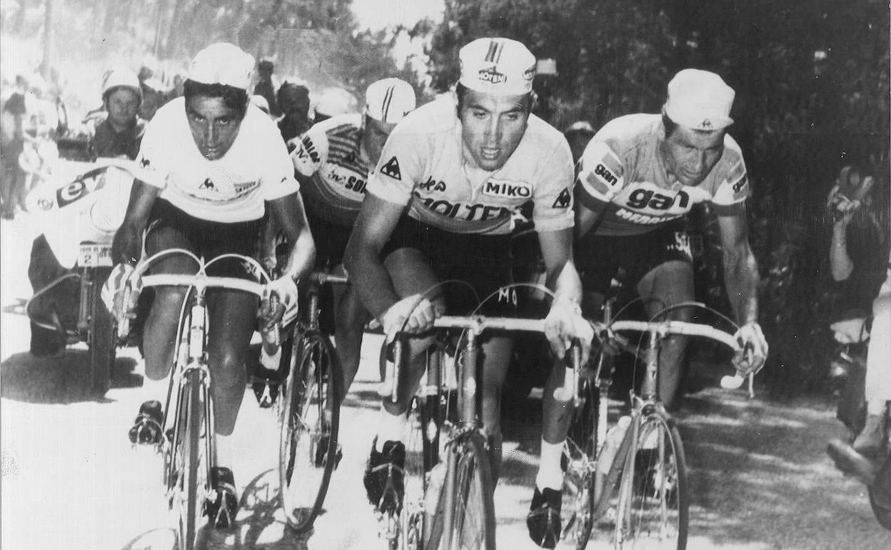 Luis Ocaña, Eddy Merkx y Ramond Poulidor ascienden un puerto durante una etapa del Tour de Francia de 1971. 