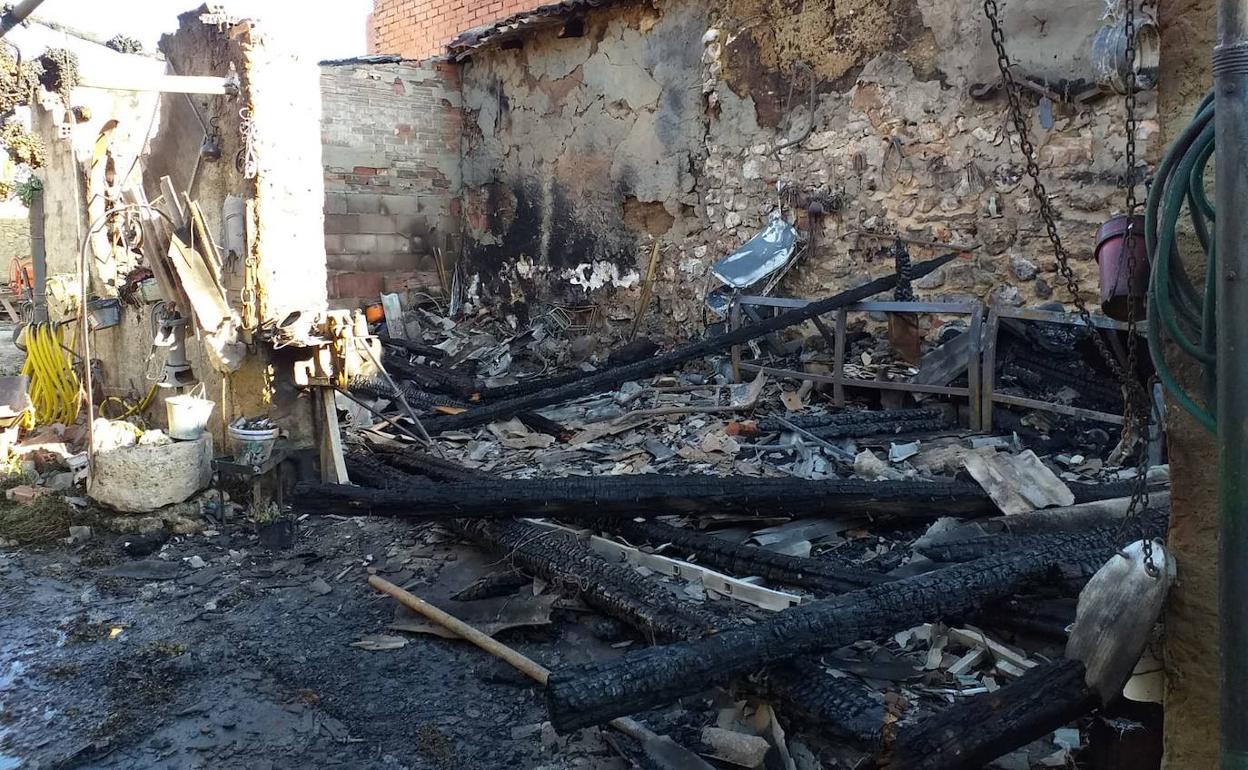 Estado en el que quedó el patio de San Martín de Valvení después del incendio. 