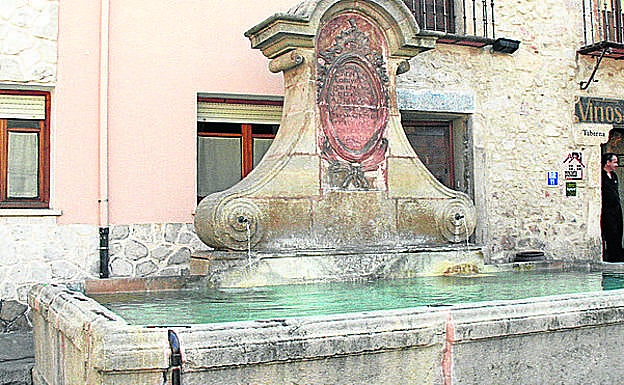Imagen principal - Arriba, pilón; debajo, iglesia de Santiago Apóstol y espadaña de la iglesia de San Miguel, que está en el interior del castillo. 