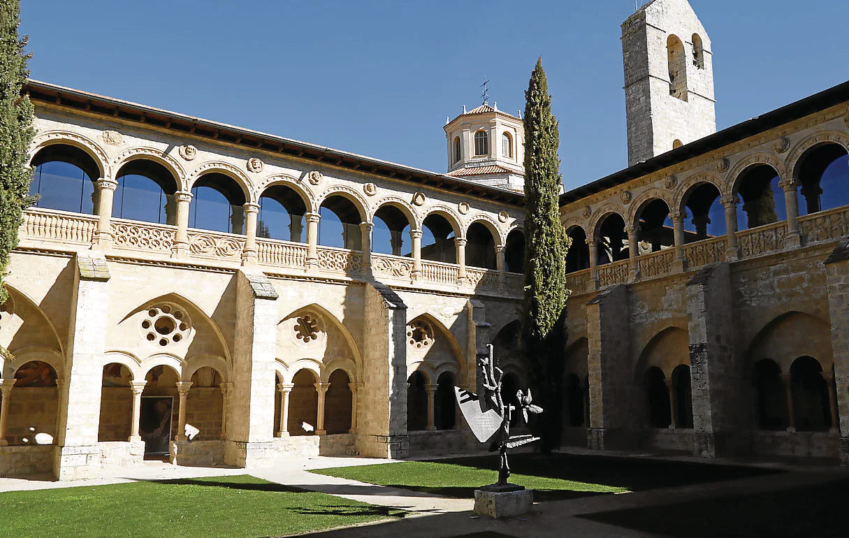 Vista exterior del claustro del monasterio de Santa María de Valbuena. 