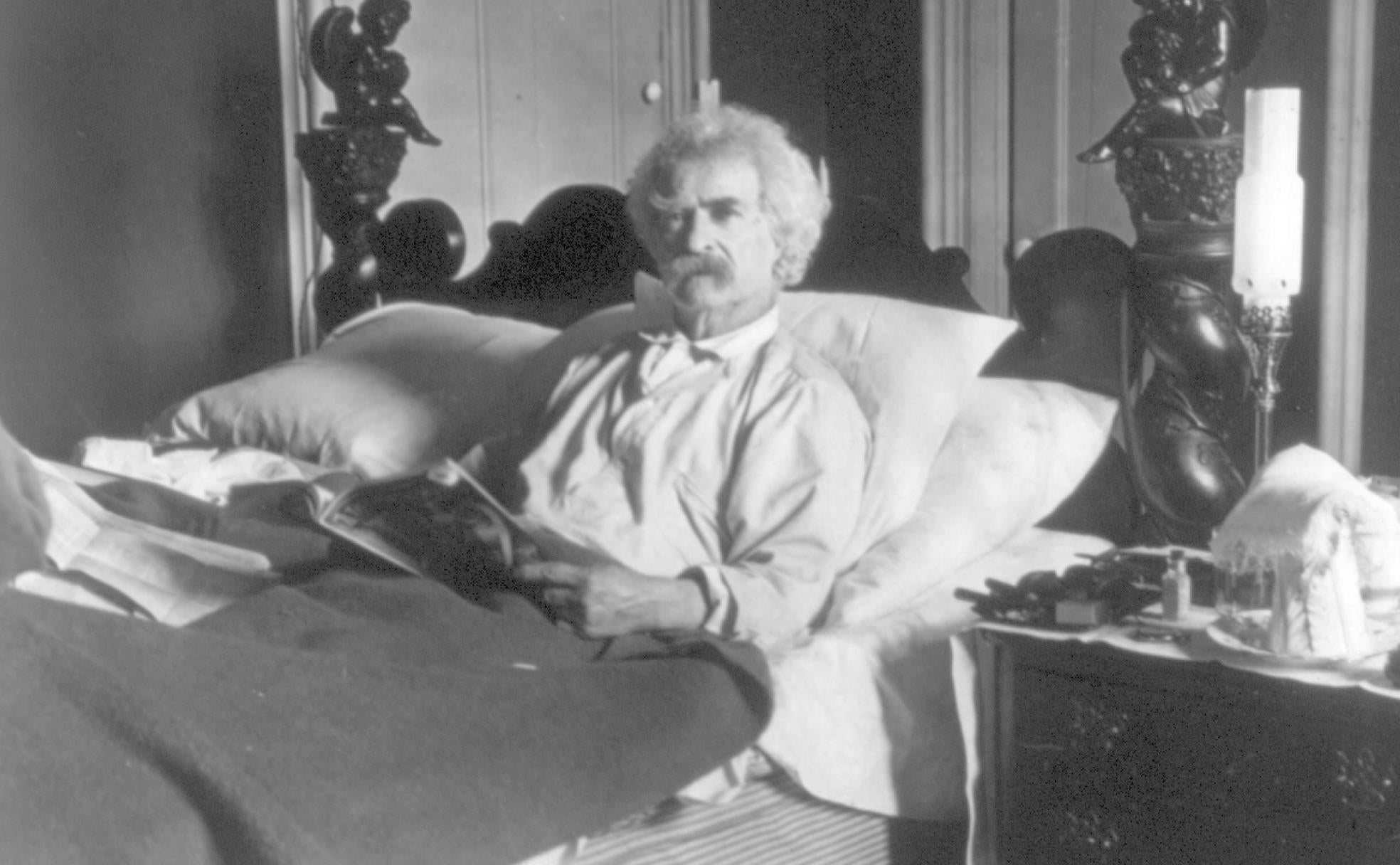 Mark Twain en su adorada cama.