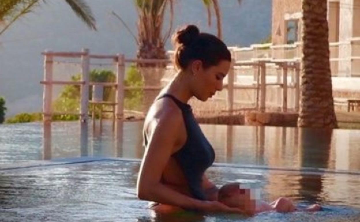 Pilar Rubio baña a Máximo Adriando en la piscina. 