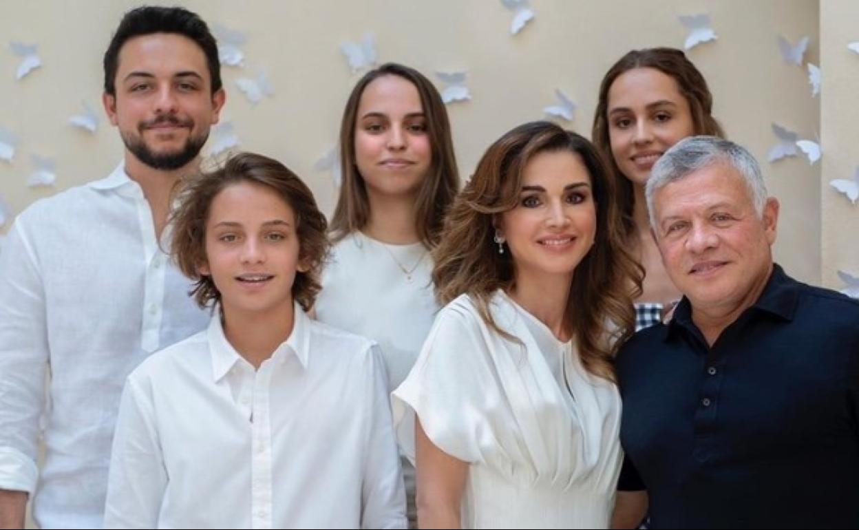 Rania de Jorania celebra su 50 cumpleaños con su marido y sus hijos. 