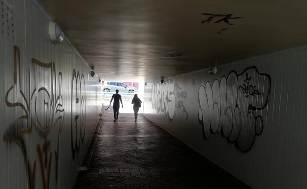 Grafitis a los dos lados del túnel peatonal recién rehabilitado, desde la boca de la calle La Salud.