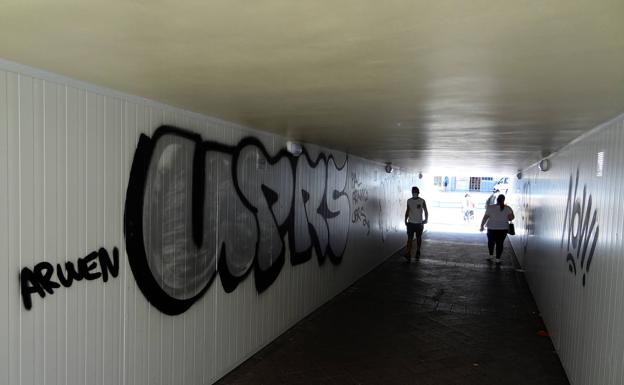 La rúbrica de 'UPRS', a la entrada desde la calle Vía.