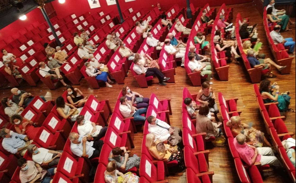 Asistentes a un acto en el Teatro Zorrilla el pasado mes de agosto.