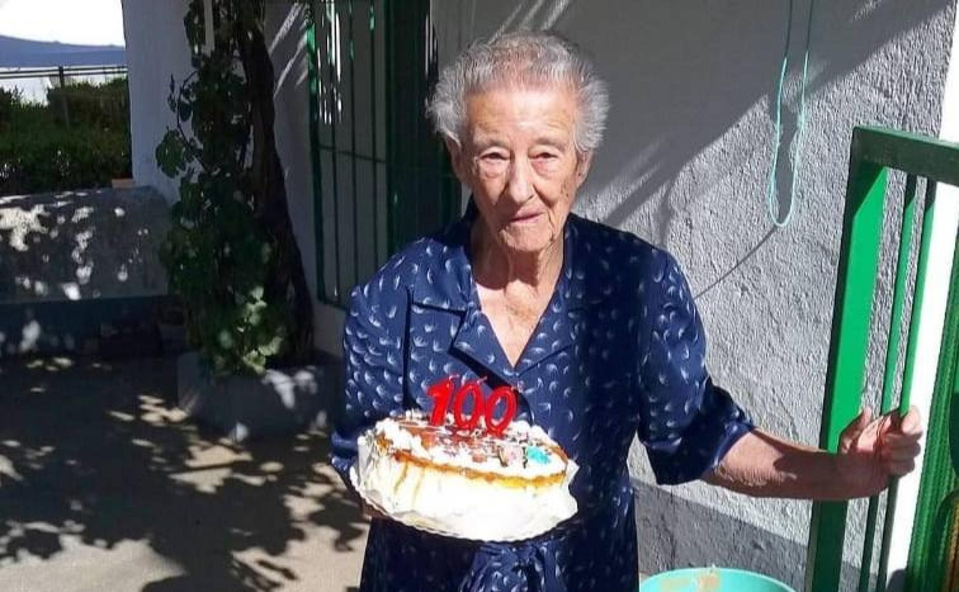 Ubalda Fraile Sánchez con la tarta que le regalaron el pasado 28 de agosto, en su centenario. 