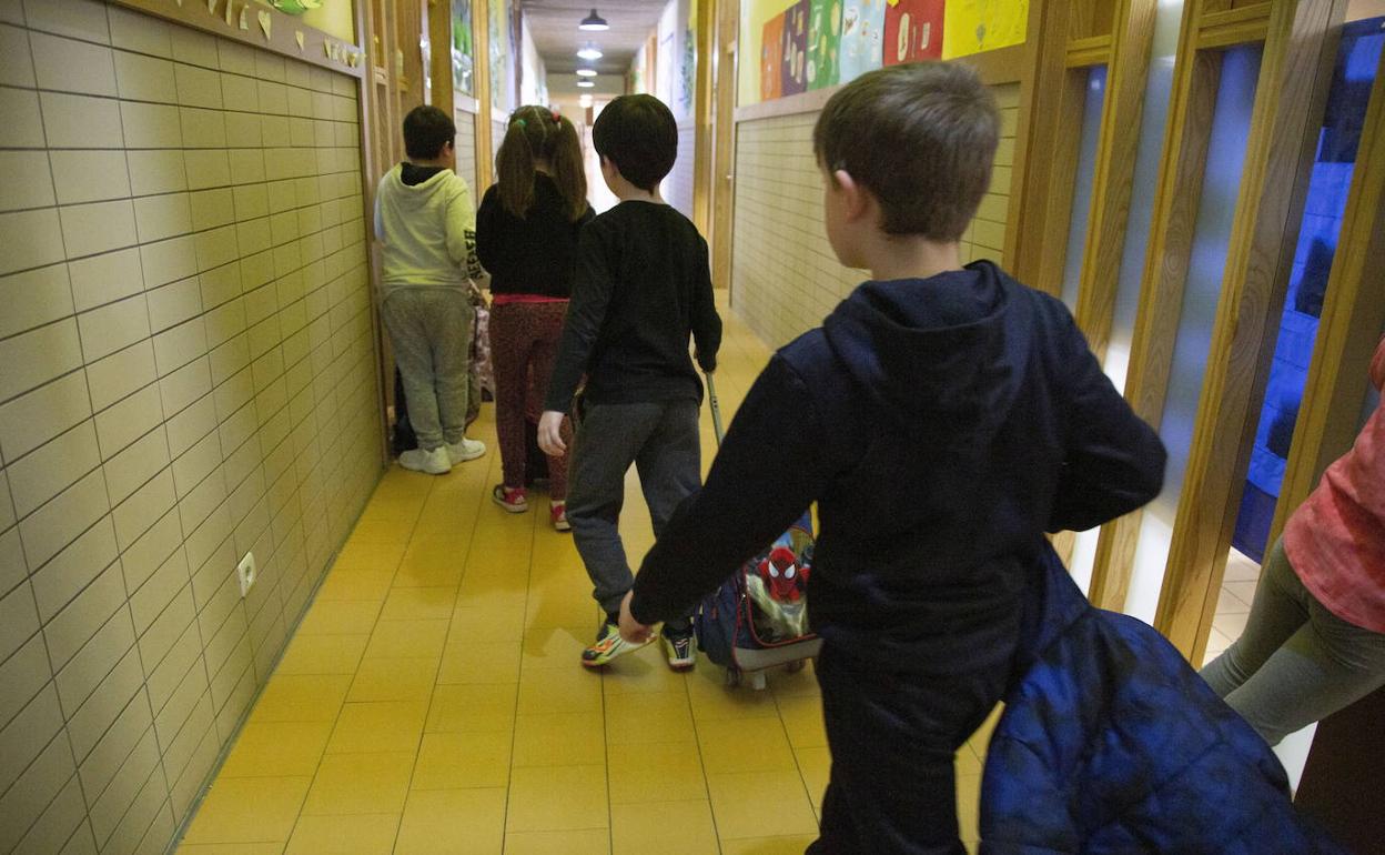 Alumnos del Margarita Salas, en Arroyo, abandonan las clases tras decretarse el estado de alarma.