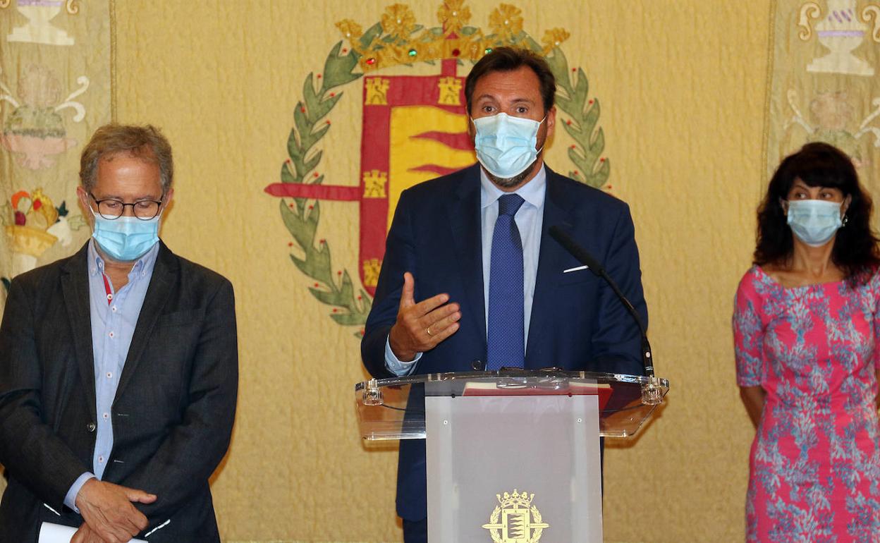 Óscar Puente, escoltado por Manuel Saravia y Ana Redondo, en la rueda de prensa en la que anunció que pediría la suspensión cautelar de las medidas. 